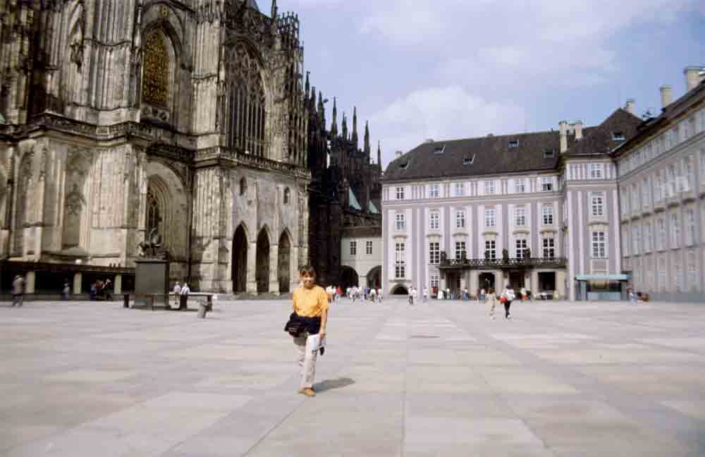 39 - Rep. Checa - Praga, plaza y puerta del castillo